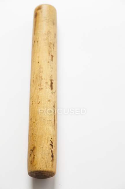 Vista de perto de um um muddler de madeira na superfície branca — Fotografia de Stock