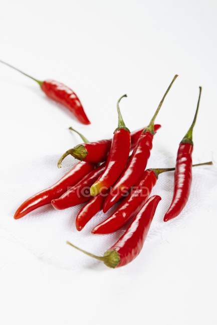 Diversi peperoncini rossi freschi — Foto stock