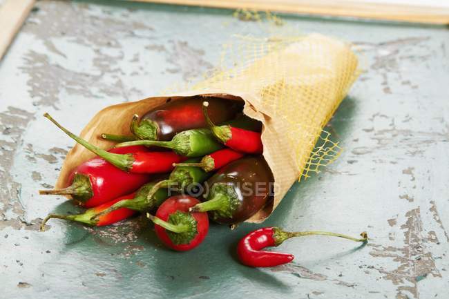 Sacchetto di carta di peperoncino fresco — Foto stock