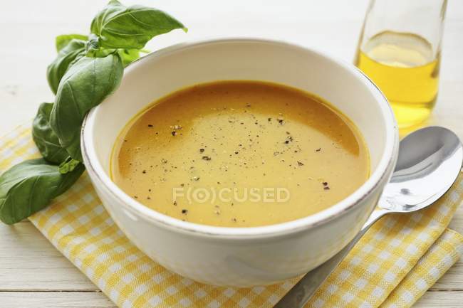 Kürbissuppe mit Basilikum — Stockfoto