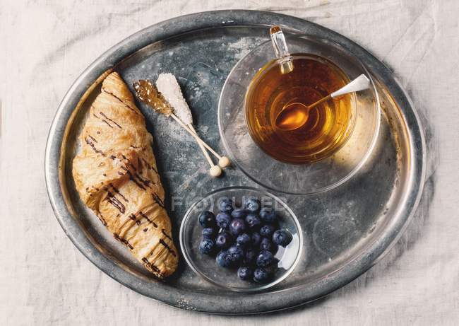 Tee, Croissants und Blaubeeren — Stockfoto