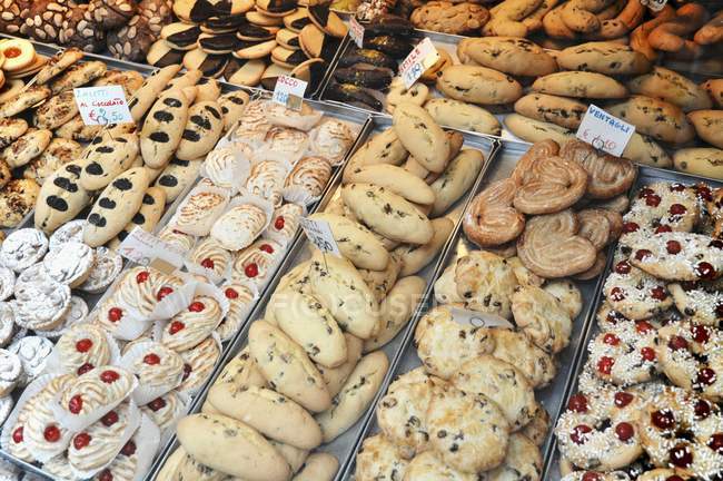 Vista elevada de diferentes dulces Dolci en exhibición en panadería - foto de stock