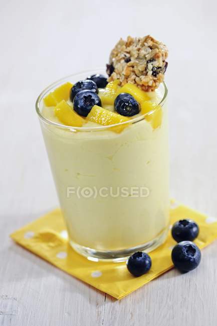 Closeup view of mango fool with blueberries in glass — Stock Photo