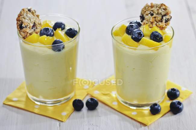 Closeup view of mango fool with blueberries and cookies — Stock Photo
