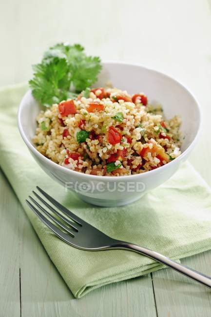 Tablouleh Bulgur Salat mit Tomaten und Petersilie — Stockfoto