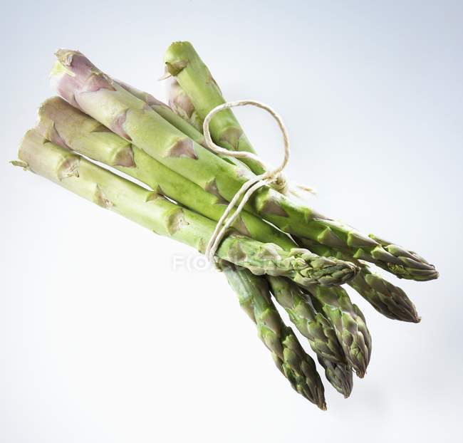 Lot d'asperges vertes fraîches — Photo de stock