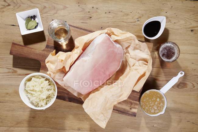 Carne di maiale cruda e ingredienti per arrostire — Foto stock