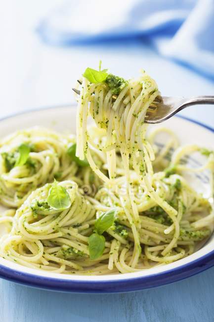Spaghetti pasta with green pesto — Stock Photo