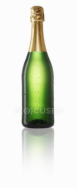 Пляшка шампанського з краплями води — стокове фото