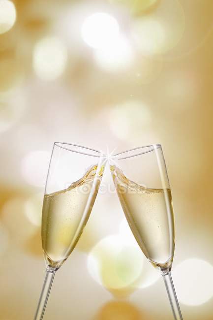 Clinking taças de champanhe — Fotografia de Stock