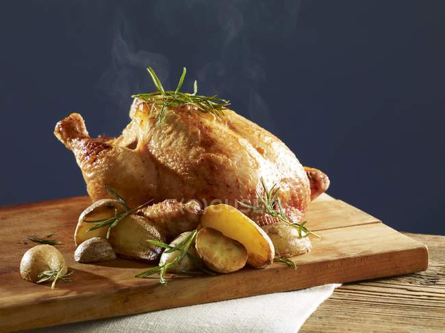 Pollo al rosmarino intero con patate — Foto stock
