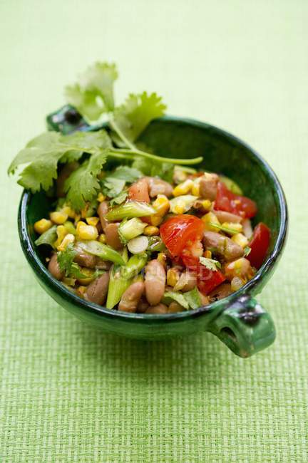 Салат з квасолею та кукурудзою з помідорами та весняною цибулею — стокове фото