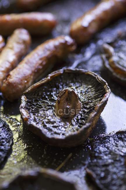Cogumelos fritos e salsichas — Fotografia de Stock