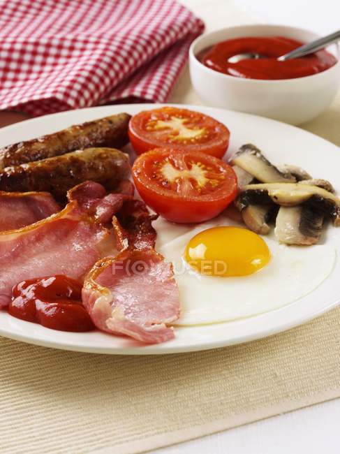Desayuno inglés tradicional con huevo frito - foto de stock
