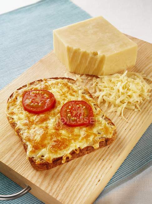 Tostadas con queso y tomates - foto de stock