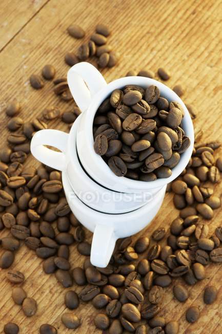Tasses blanches et grains de café — Photo de stock
