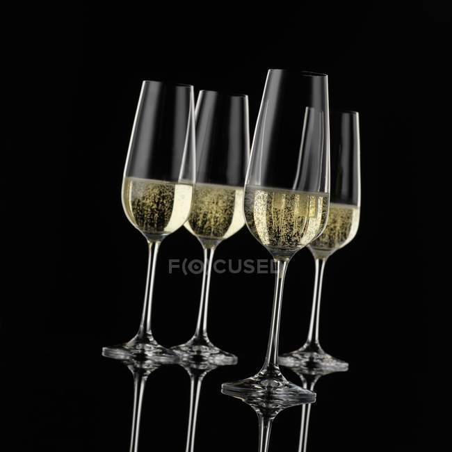 Copas de champán espumoso - foto de stock