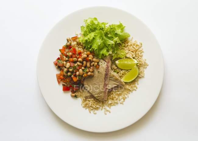 Стейк из тунца с салатом — стоковое фото