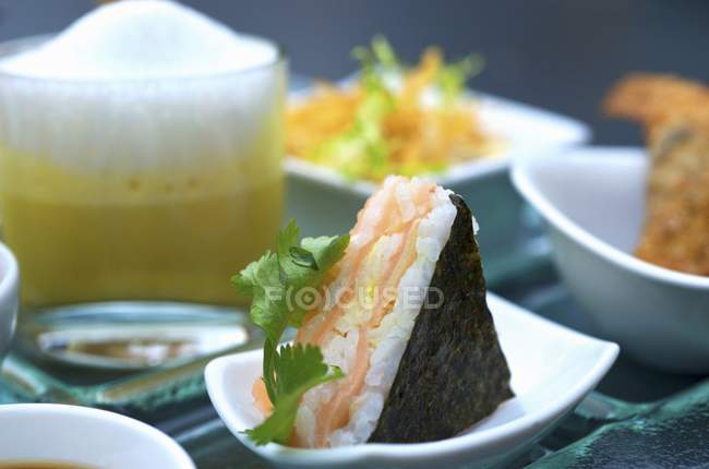 Triángulo de sushi Onigiri con salmón - foto de stock