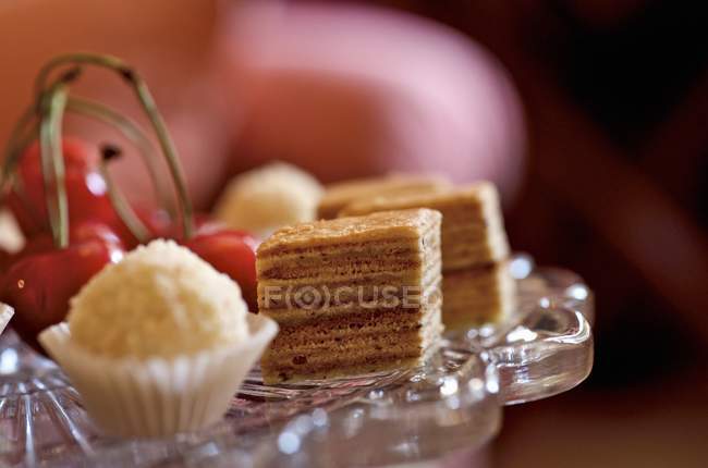 Заповнені шоколадні цукерки з подрібненими горіхами — стокове фото