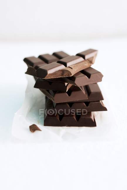 Стопка темного шоколаду — стокове фото