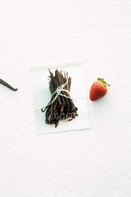 Vanilla sticks and strawberry — Stock Photo