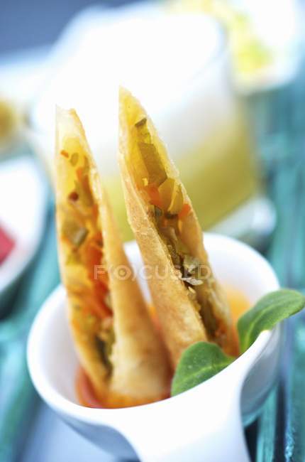 Closeup view of vegetable wraps with leaves in white dish — Stock Photo