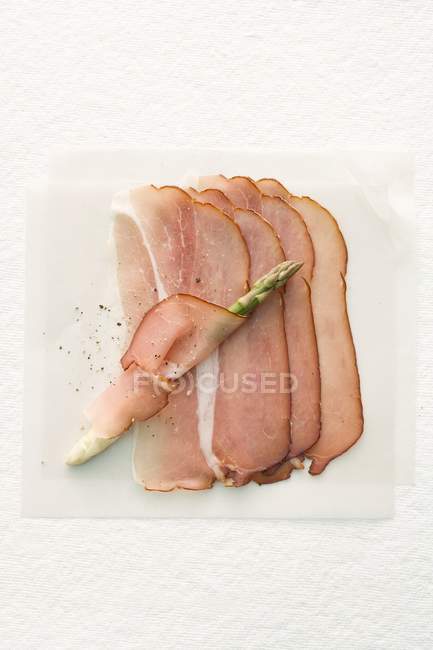 Raw ham and asparagus — Stock Photo