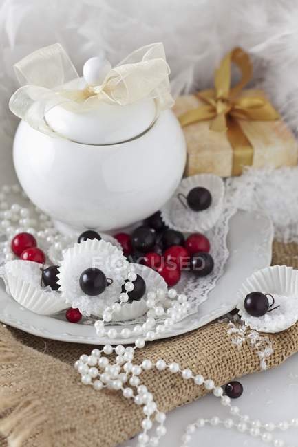 Decoraciones navideñas con olla de porcelana - foto de stock
