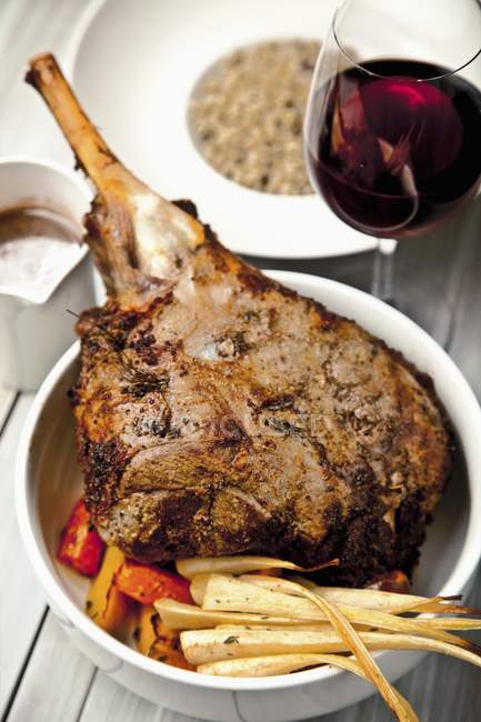 Grilled leg of lamb with oven vegetables — Stock Photo
