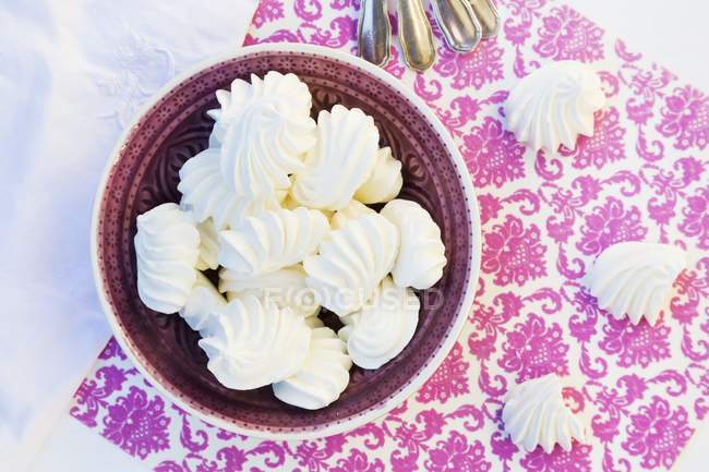 Bowl of fresh meringues — Stock Photo