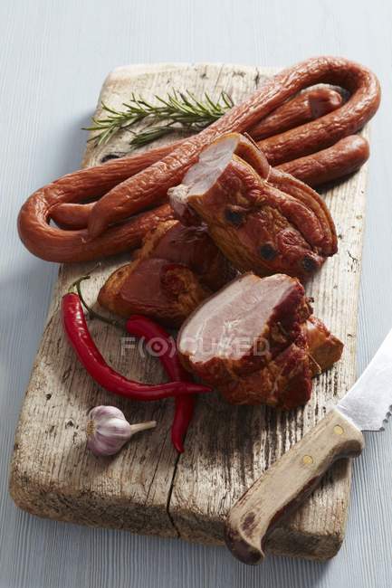 Viande fumée et saucisses — Photo de stock