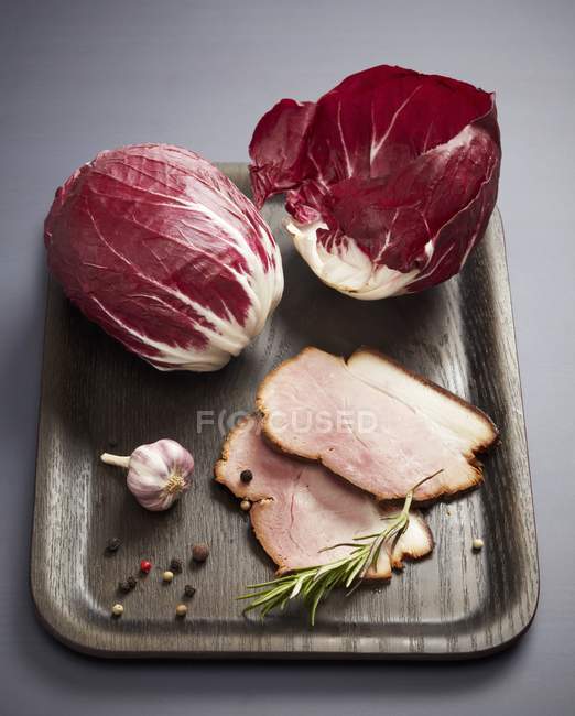 Radicchio e fette di carne — Foto stock