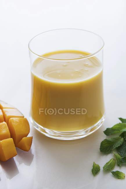 Mango-mint smoothie — Stock Photo