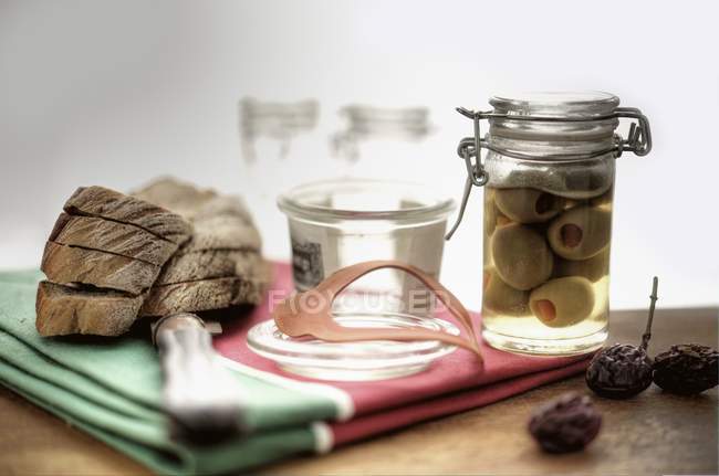 Хлеб и маринованные оливки — стоковое фото