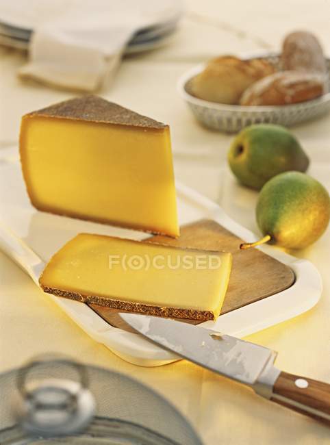 Mountain cheese and pears — Stock Photo