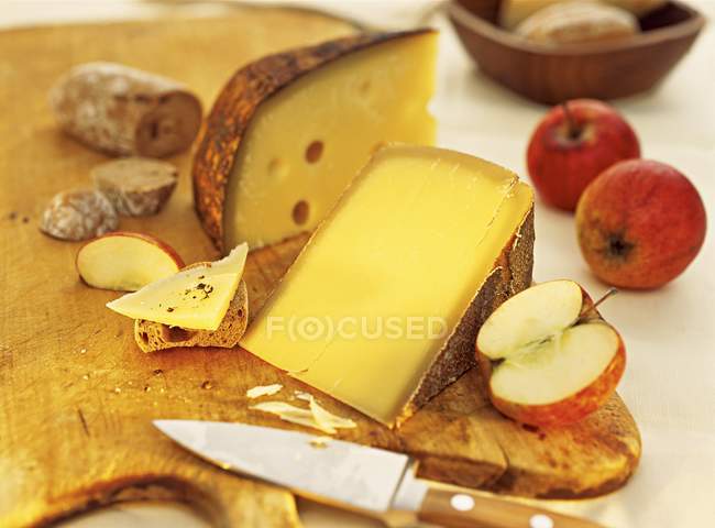 Нарезанный сыр на ужин — стоковое фото