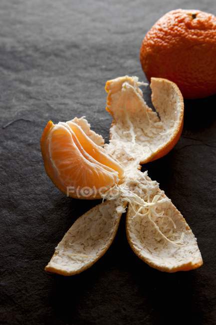 Cuña de mandarina en cáscara - foto de stock