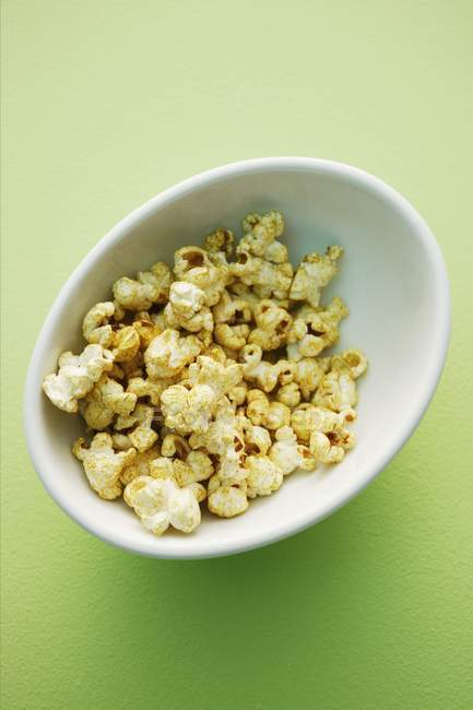 Gewürztes Popcorn in Schüssel — Stockfoto