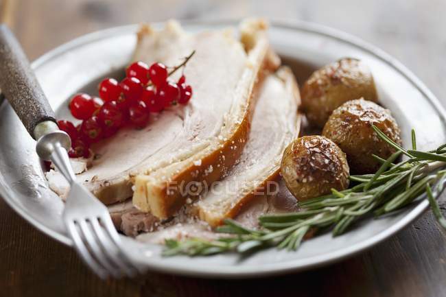 Carne de porco assada fatiada com batatas — Fotografia de Stock