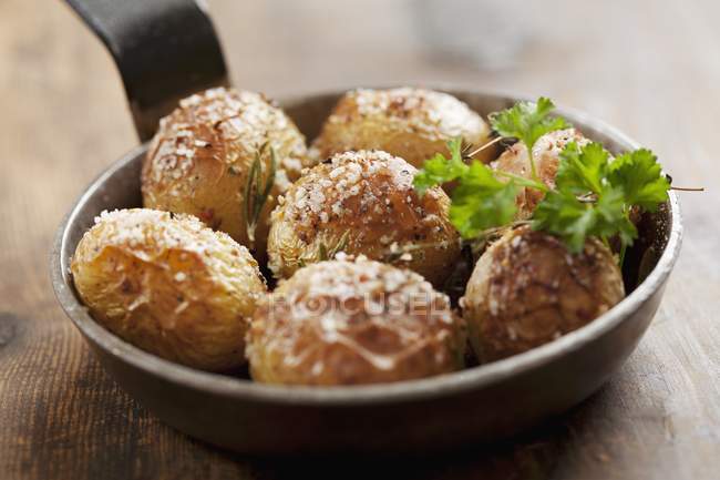 Жареный картофель с солью и розмарином — стоковое фото