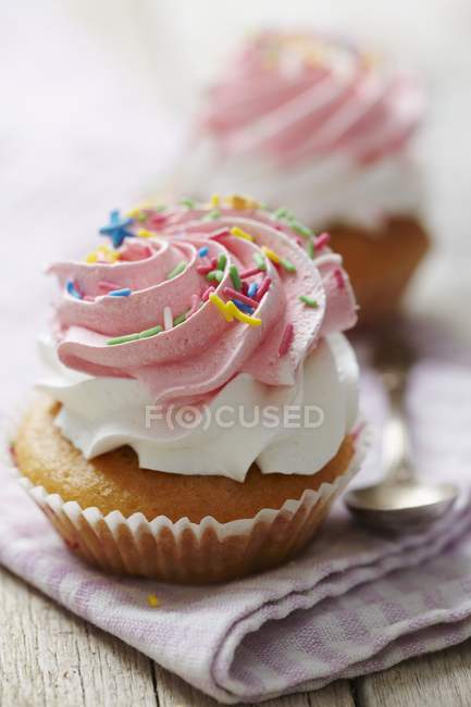 Cupcakes with raspberry cream — Stock Photo