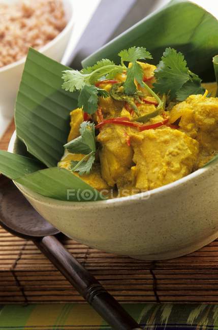 Curry di pesce su foglia di banana — Foto stock