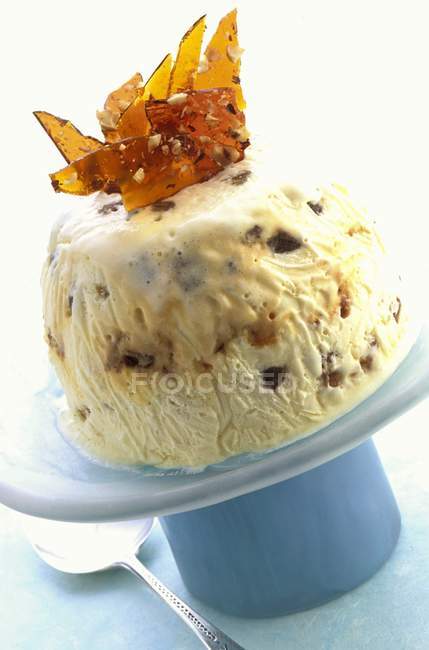 Bomba gelato con frammenti di caramello — Foto stock