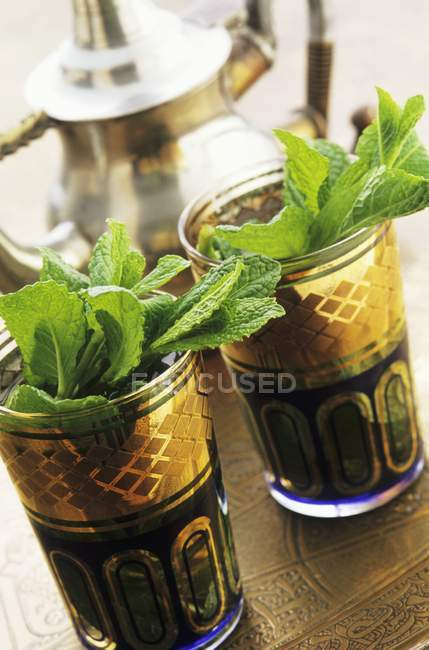 Vista de cerca del té de menta marroquí con hojas - foto de stock