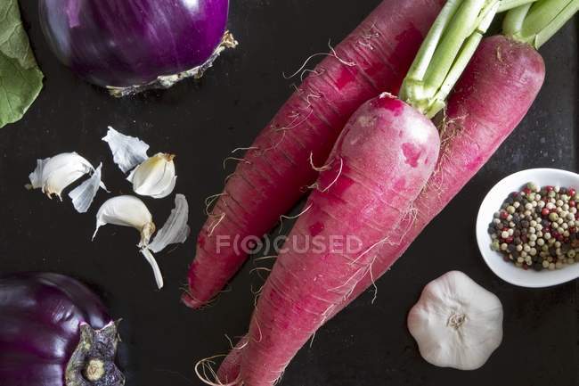 Fresh red radishes and aubergines — Stock Photo