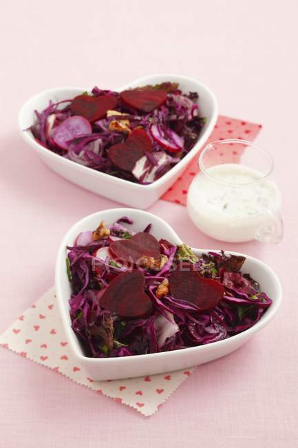 Свекольный салат с красной капустой — стоковое фото