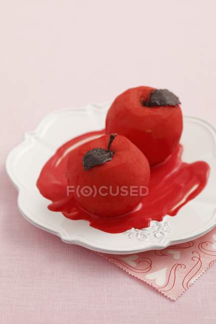 Poached apples with chocolate leaves — Stock Photo