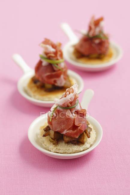 Parma ham starters with balsamic pears — Stock Photo