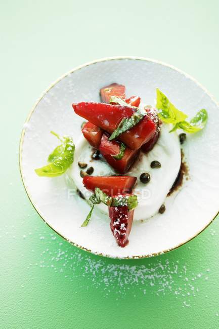 Mozzarella de bufflonne avec salade de fraises et basilic — Photo de stock